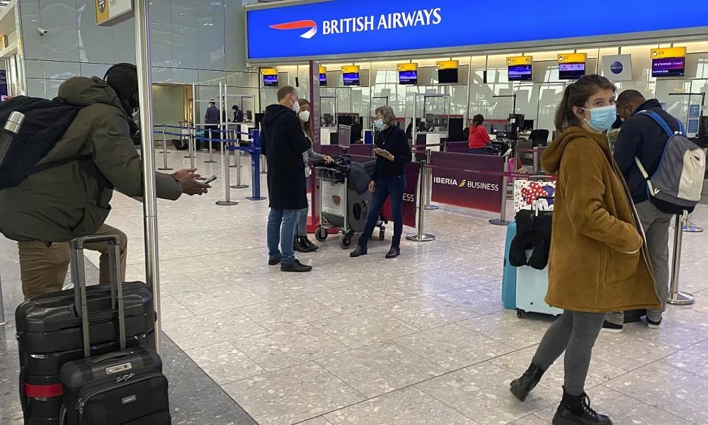 Μόνο με αρνητικό τεστ η είσοδος στη Βρετανία - Αντιδρούν τα ταξιδιωτικά γραφεία